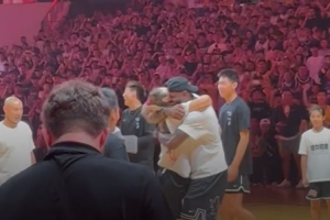 五大联赛-玩嗨了！詹姆斯与李梦相拥 转身一圈后超远三分弹框而出