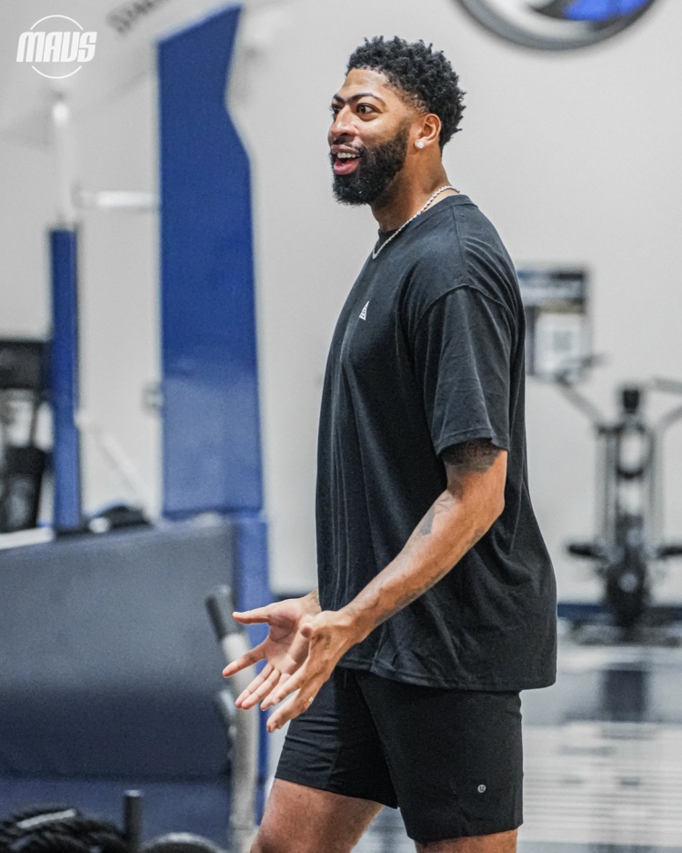 直播APP-蓄势待发！独行侠官推晒球员训练照，浓眉领衔活力满满